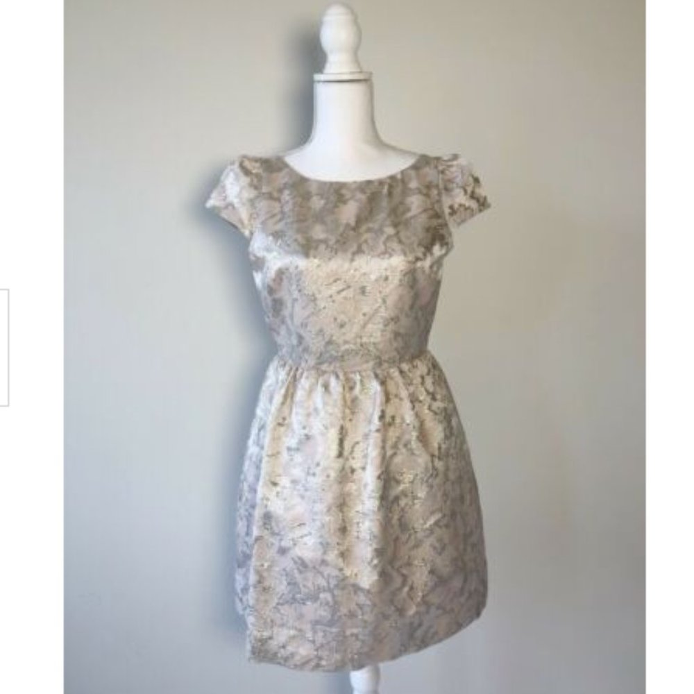 SOLD Alice + Olivia Sz 6 light pink cap sleeve dress